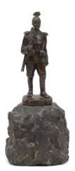 Bronzefigur &quot;Soldat&quot;, braun patiniert, H. 12 cm, auf naturalistischem Steinsockel, Ges.-H. 19 cm