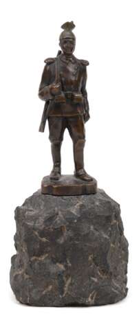 Bronzefigur "Soldat", braun patiniert, H. 12 cm, auf naturalistischem Steinsockel, Ges.-H. 19 cm - photo 1