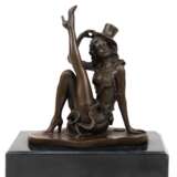 Bronze-Figur "Sitzende Tänzerin mit Zylinder", braun patiniert, auf rechteckiger schwarzer Steinplinthe, Ges.-H. 20 cm - Foto 1