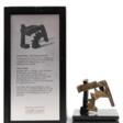 Majer, Hartmut (geb. 1962 Tübingen), &quot;Gleichgewichtsstudie&quot; Bronzeplastik, auf Holzsockel, ges. 7,5x8x8,8 cm, wurde exklusiv und in limitierter Auflage für das ZDF gegossen 7/200, im Originalkasten mit Angaben … - Auktionsarchiv