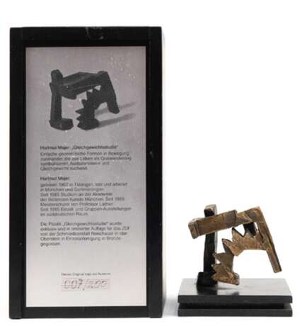 Majer, Hartmut (geb. 1962 Tübingen), "Gleichgewichtsstudie" Bronzeplastik, auf Holzsockel, ges. 7,5x8x8,8 cm, wurde exklusiv und in limitierter Auflage für das ZDF gegossen 7/200, im Originalkasten mit Angaben … - photo 1