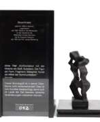 Übersicht. Kristic, Boze (geb. 1960 in Borcani, Jugoslawien) &quot;Ohne Titel&quot;, Bronzeplastik, vom Künstler beabsichtigte nicht weiterbehandelte Oberfläche, auf Holzsochel, ges. 12,5x9x8 cm, Nr. 42, im Originalkasten mit Angab…