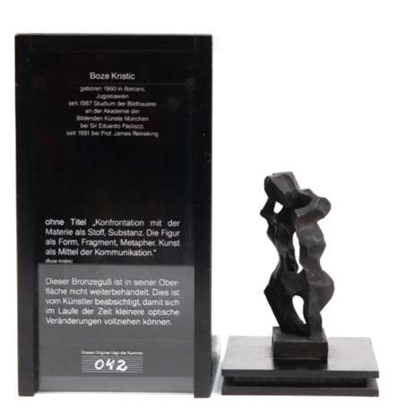 Kristic, Boze (geb. 1960 in Borcani, Jugoslawien) "Ohne Titel", Bronzeplastik, vom Künstler beabsichtigte nicht weiterbehandelte Oberfläche, auf Holzsochel, ges. 12,5x9x8 cm, Nr. 42, im Originalkasten mit Angab… - Foto 1