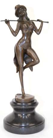 Bonze-Figur "Tänzerin mit Zylinder und Gerte", braun patiniert, auf herzförmiger Plinthe bez. "A.Gory", Gießerplakette "BJB", H. 28 cm, auf rundem Steinsockel, Ges.-H. 36,5 cm - Foto 1