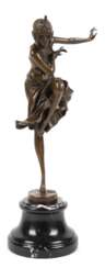 Bronze-Figur &quot;Art-Deco-Tänzerin auf einem Bein stehend&quot;, Nachguß, braun patiniert, bezeichnet &quot;D.H.Chiparus&quot;, Gießerplakette &quot;JL Paris&quot;, auf rundem, schwarzem Marmorsockel, Ges.-H. 39 cm