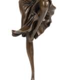 Bronze-Figur "Art-Deco-Tänzerin auf einem Bein stehend", Nachguß, braun patiniert, bezeichnet "D.H.Chiparus", Gießerplakette "JL Paris", auf rundem, schwarzem Marmorsockel, Ges.-H. 39 cm - photo 1