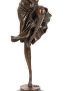 Overview. Bronze-Figur &quot;Art-Deco-Tänzerin auf einem Bein stehend&quot;, Nachguß, braun patiniert, bezeichnet &quot;D.H.Chiparus&quot;, Gießerplakette &quot;JL Paris&quot;, auf rundem, schwarzem Marmorsockel, Ges.-H. 39 cm