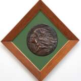 Rundes Relief "Profilbildnis eines Indianers", Bronze, braun patiniert, Dm. 22,5 cm, Rahmen - photo 1