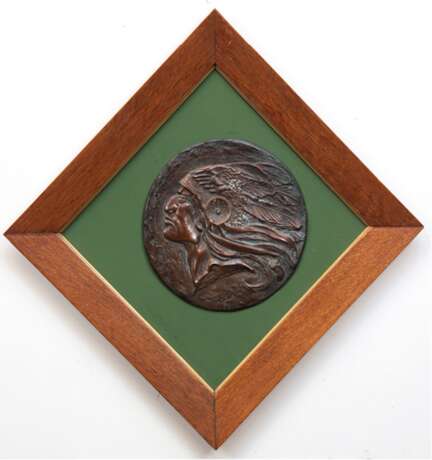 Rundes Relief "Profilbildnis eines Indianers", Bronze, braun patiniert, Dm. 22,5 cm, Rahmen - photo 1