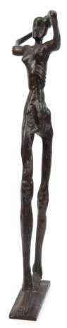 Biebl, Rolf ( geb. 1951 in Klingenthal/Sa.) "Strandläuferin", Bronze, braun patiniert, auf der Plinthe monogrammiert und datiert 2005, H. 79 cm (Biebl ist ein deutscher Bildhauer, Maler u. Grafiker, Stu… - photo 1