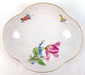 Meissen-Schälchen, vierpaßförmig, Bunte Blume 2 mit Goldrand, 1. Wahl, L. 13,5 cm