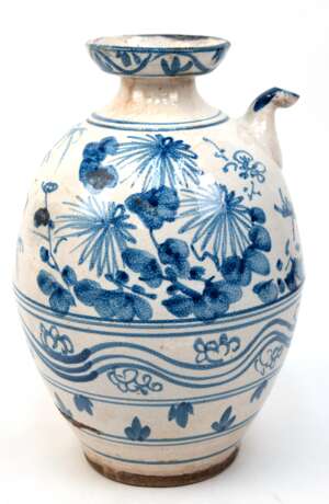 Weinkanne, Korea 19. Jh., Steinzeug, mit floraler Blaumalerei, H. 35 cm, Dm. 21 cm - Foto 1