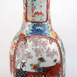Große Vase, China, mit polychromer figürlicher und floraler Malerei, stark repariert und sichtbar geklebt, H. 59,5 cm - photo 1
