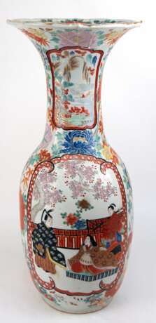 Große Vase, China, mit polychromer figürlicher und floraler Malerei, stark repariert und sichtbar geklebt, H. 59,5 cm - photo 1