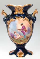 Vase, Böhmen um 1900, Josef Strnact, Modellnr. 1175, Fayence, kobaltblau mit Reliefdekor, frontseitig polychrome galante Szene, kl. Haarriß am Rand H. 19,5 cm