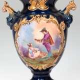 Vase, Böhmen um 1900, Josef Strnact, Modellnr. 1175, Fayence, kobaltblau mit Reliefdekor, frontseitig polychrome galante Szene, kl. Haarriß am Rand H. 19,5 cm - photo 1
