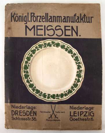 Meissen-Musterkatalog mit Preisen, Weinlaub, um 1900, mit innenliegendem Original-Maßband, Knaufschwerter, stockfleckig, Gebrauchspuren - фото 1