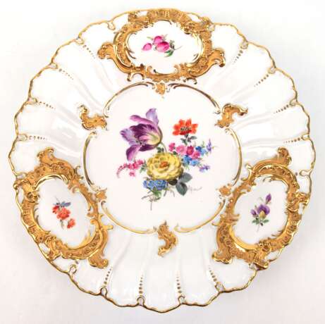 Meissen-Prunkteller, Pfeifferzeit 1924-34, Buntes Blumenbukett und reicher Golddekor, am Rand 3 goldgerahmte Medaillons mit Blumenmalerei, Schwertermarke mit 2 Schleifstrichen, Dm. 29,5 cm - photo 1