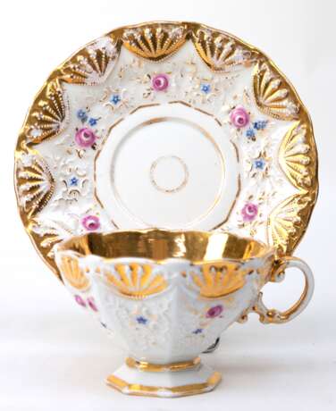 Meissen-Tasse mit UT, 19. Jh., reliefierter goldener Muschelrand und polychromer Floraldekor, stark berieben - photo 1