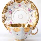 Meissen-Tasse mit UT, 19. Jh., reliefierter goldener Muschelrand und polychromer Floraldekor, stark berieben - photo 1