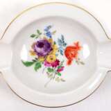 Meissen- Aschenbecher mit 2 Ablagen, Buntes Blumenbukett mit Goldstaffage, 1. Wahl, L. 14 cm - photo 1