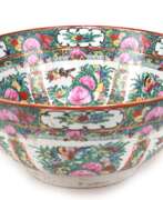 Porcelain products. Große Schale, China um 1900, beidseitig mit polychromer Floralmalerei und Golddekor, roter Blockstempel, H. 16,5 cm, Dm. 36 cm