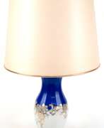 Porzellanprodukte. Tischlampe, 1-flammig, Rosenthal-Porzellanfuß, blau/weiß mit goldenem Floraldekor, H. mit Fassung 42 cm, dazu heller Stoffschirm