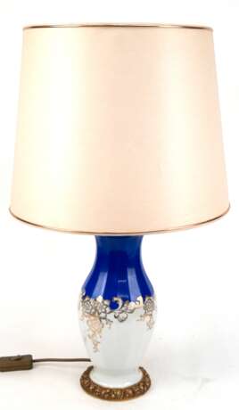 Tischlampe, 1-flammig, Rosenthal-Porzellanfuß, blau/weiß mit goldenem Floraldekor, H. mit Fassung 42 cm, dazu heller Stoffschirm - photo 1
