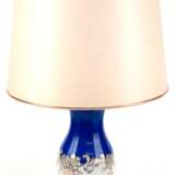 Tischlampe, 1-flammig, Rosenthal-Porzellanfuß, blau/weiß mit goldenem Floraldekor, H. mit Fassung 42 cm, dazu heller Stoffschirm - Foto 1