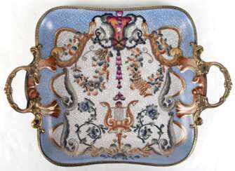 Tablett, Keramik, vierpaßförmig, antikisierend farbig bemalt und glasiert, mit Bronze-Rand und seitlichen Handhaben, L. 30 cm