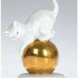 Porzellan-Figur "Kätzchen auf Goldkugel", Rosenthal, weiß, H. 6 cm - Foto 1