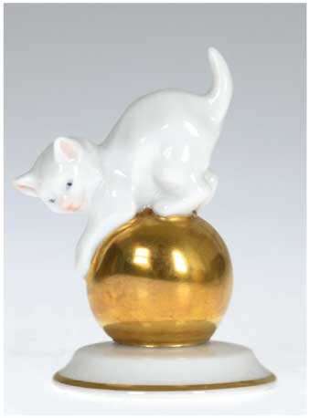 Porzellan-Figur "Kätzchen auf Goldkugel", Rosenthal, weiß, H. 6 cm - фото 1