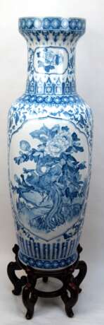 Große Bodenvase, China, umlaufend florale und ornamentale Blaumalerei, H. 111 cm, auf Holzsockel mit 5 Beinen, Ges.-H. 137 cm - Foto 1