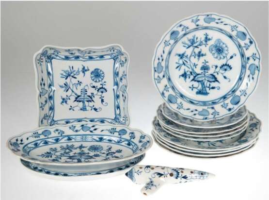 Konvolut Porzellan, Zwiebelmuster, dabei 7 flache Meissen-Teller, Neuer Ausschnitt, 6x um 1900, 1. u. 2. Wahl, Dm. 20,5 cm und 24,5 cm, 1 ovale Meissen-Platte, L. 26,5 cm, 4 Teile Teichert, um 1900, dabei 1 quadratische … - Foto 1