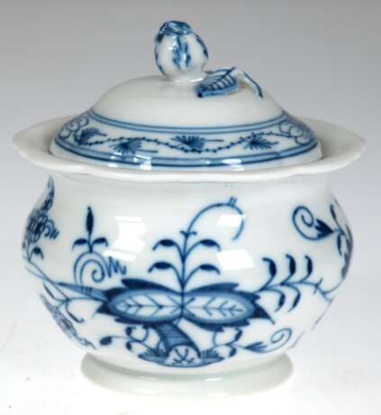 Meissen-Zuckerdose, Zwiebelmuster, gewellter Rand, Unterglasur blaue Schwertermarke, 1. Wahl, Blüte min. best., H. 11 cm, Dm. 10,5 cm - Foto 1