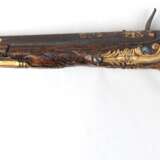 Steinschloßpistole, 18. Jh., nicht funktionstüchtig, Schloß defekt, starke Gebrauchspuren, L. 53 cm - photo 2