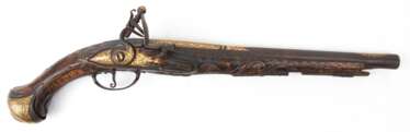 Steinschloßpistole, 18. Jh., nicht funktionstüchtig, Schloß defekt, starke Gebrauchspuren, L. 49 cm