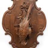 Großes Jagdrelief, Nußbaum Ende 19. Jh., geschwungene Wandtafel mit fein geschnitzten Jagdtrophäen "Fasan und Wachtel an Efeuranke hängend", 1 Schnabel best., ges. 72x49 cm - photo 1