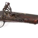 Steinschloßpistole, 18. Jh., nicht funktionstüchtig, Schloß defekt, starke Gebrauchspuren, L. 43 cm - Foto 2