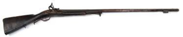 Steinschloßgewehr, 18. Jh., nicht funktionstüchtig, Ladestock fehlt, starke Gebrauchspuren, inaktiver Anobienbefall, L. 131 cm