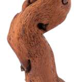 Holzfigur "Junge Frau", aus Weinrebe geschnitzt, auf angepaßtem Holzsockel, Ges.-H. 32 cm - фото 1