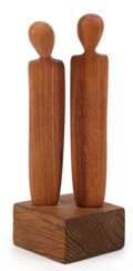 Holzplastik &amp;quot;Zwei stilisierte Personen&amp;quot;, Beziehungsfiguren mit variabler Stellung zueinander, auf Holzsockel, Ges.-H. 15 cm