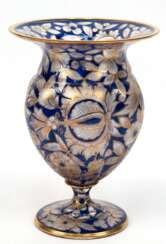 Vase, Anfang 20. Jh., farbloses Glas mit floraler Bemalung in Kobaltblau und Gold, gebauchte, vertikal gegliederte Wandung mit weit ausgestelltem Rand, auf rundem Fuß, H. 21 cm
