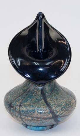 Jugendstil-Vase, Frankreich um 1900, blaues Glas mit farbigem Keramiküberfang, blütenförmige Öffnung, H. 19 cm - фото 1