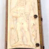 Barock-Etui, Holz mit Beindeckel , im Querschnitt oval, Scharnierdeckel mit figürlichem Relief, Darstellung einer mittelalterlichen bekrönten Persönlichkeit, seitliche Beinappliken in Form eines Maskarons bzw. einer Dame… - photo 1