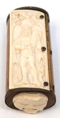 Barock-Etui, Holz mit Beindeckel , im Querschnitt oval, Scharnierdeckel mit figürlichem Relief, Darstellung einer mittelalterlichen bekrönten Persönlichkeit, seitliche Beinappliken in Form eines Maskarons bzw. einer Dame… - photo 1