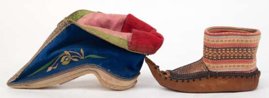 2 diverse Schuhe, dabei traditioneller chinesischer Damenschuh L. 13 cm, und kleiner Mokassin (def.) L. 11 cm - photo 1