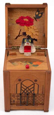 Art-Deco-Zigarettenspender, um 1930, intarsierte Holzbox, innen polychrom bemalt, mit Mechanik "Hund bietet Zigarette im Maul an", min. Gebrauchspuren, 12x9,5x10 cm - фото 1
