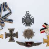 Konvolut von 6 verschiedenen Orden, Abzeichen und Broschen, 20. Jh., dabei 2 Mark Deutsches Reich Münze 1901 Brosche, Ehrenkreuz für Frontkämpfer 1914-18, Feuerwehr-Mützenabzeichen Niedersachsen, Nachbildung der Preußisc… - photo 1