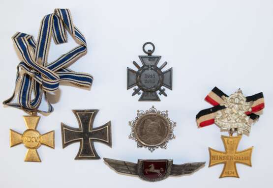 Konvolut von 6 verschiedenen Orden, Abzeichen und Broschen, 20. Jh., dabei 2 Mark Deutsches Reich Münze 1901 Brosche, Ehrenkreuz für Frontkämpfer 1914-18, Feuerwehr-Mützenabzeichen Niedersachsen, Nachbildung der Preußisc… - photo 1